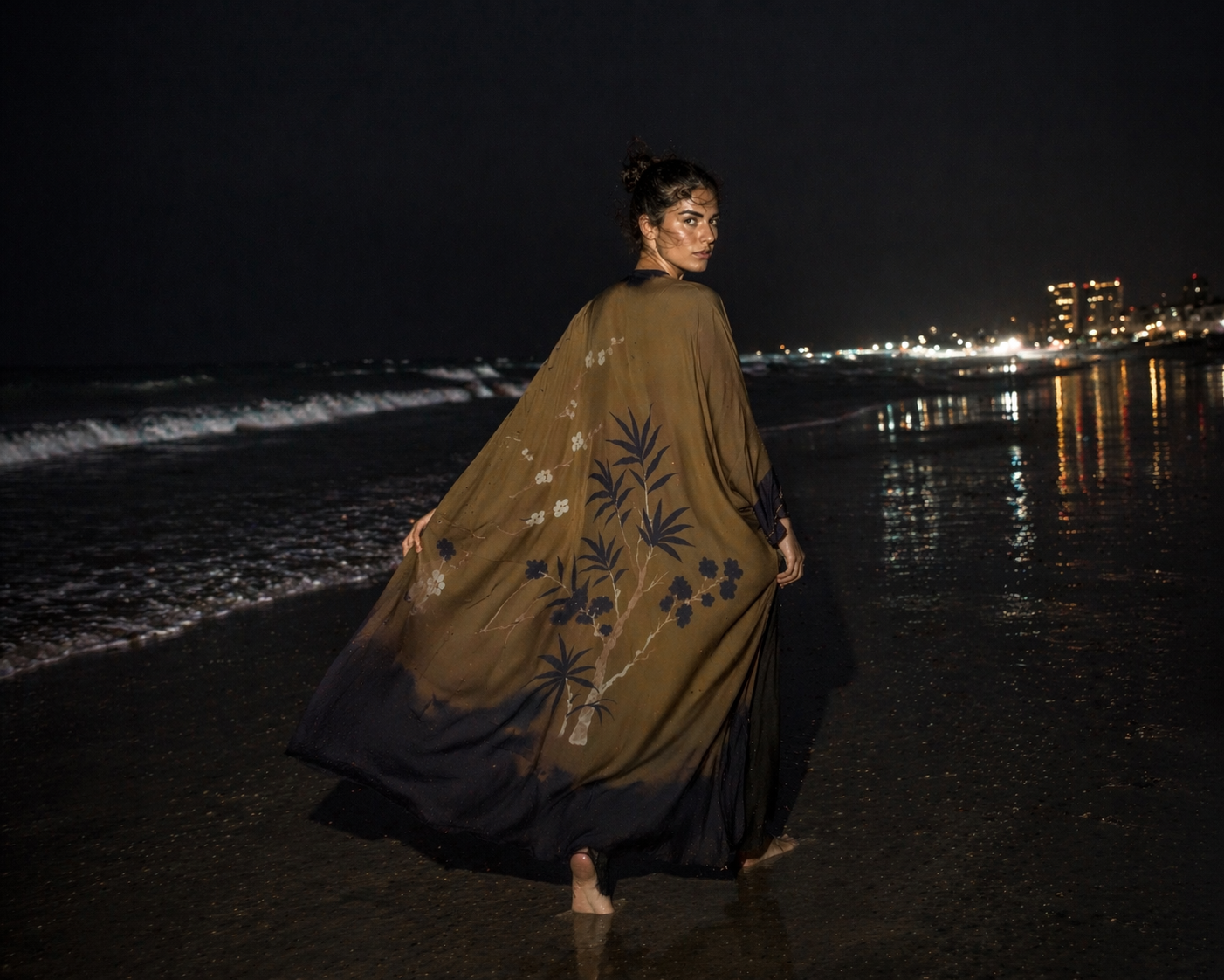 jeddah women walking in an abaya